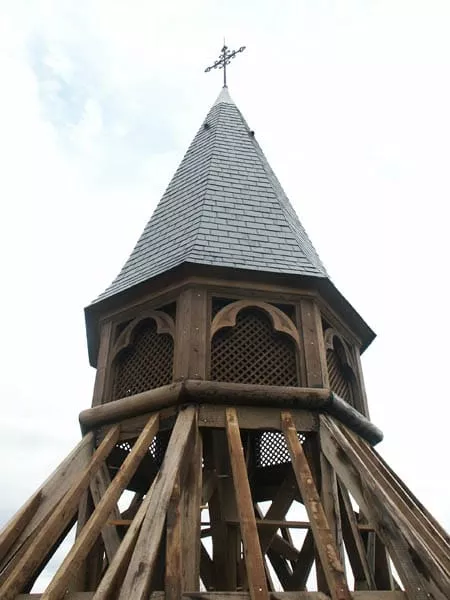 Structure de clocher en bois en cours de restauration par Pasquereau