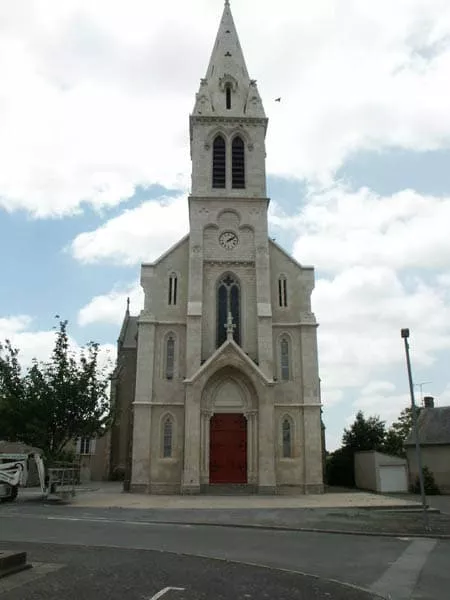 Église avec clocher et charpente restaurée par Pasquereau