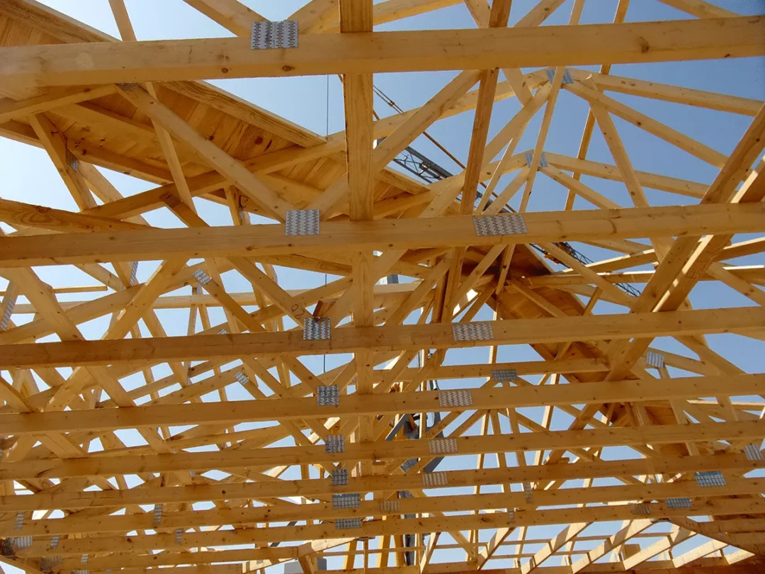 Charpente traditionnelle bois vue intérieure avec fermes et pannes réalisée par Pasquereau