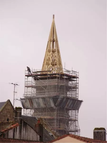 Charpente de clocher en bois en cours de restauration par Pasquereau