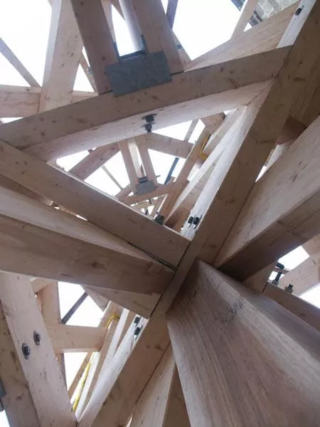 Assemblage de charpente bois traditionnelle en cours de pose par Pasquereau