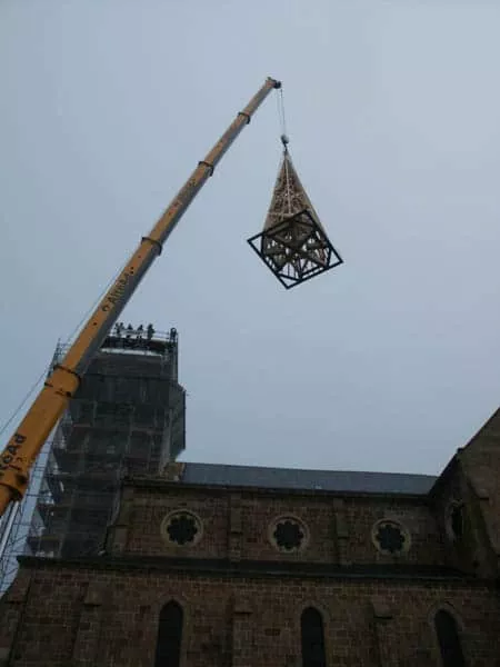 Levage d’une structure de clocher en bois lors d’un chantier de charpente par Pasquereau