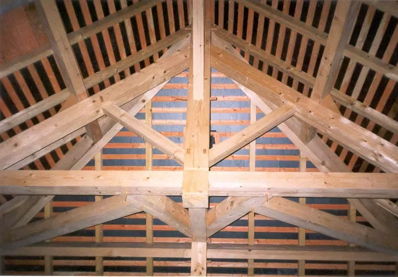 Charpente traditionnelle bois dans un bâtiment ancien en restauration par Pasquereau