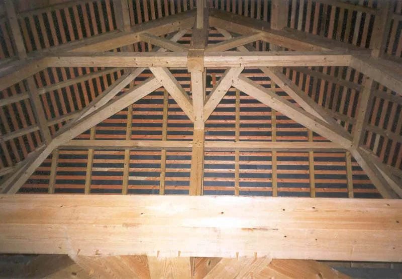 Détail de charpente traditionnelle bois restaurée dans un bâtiment patrimonial par Pasquereau