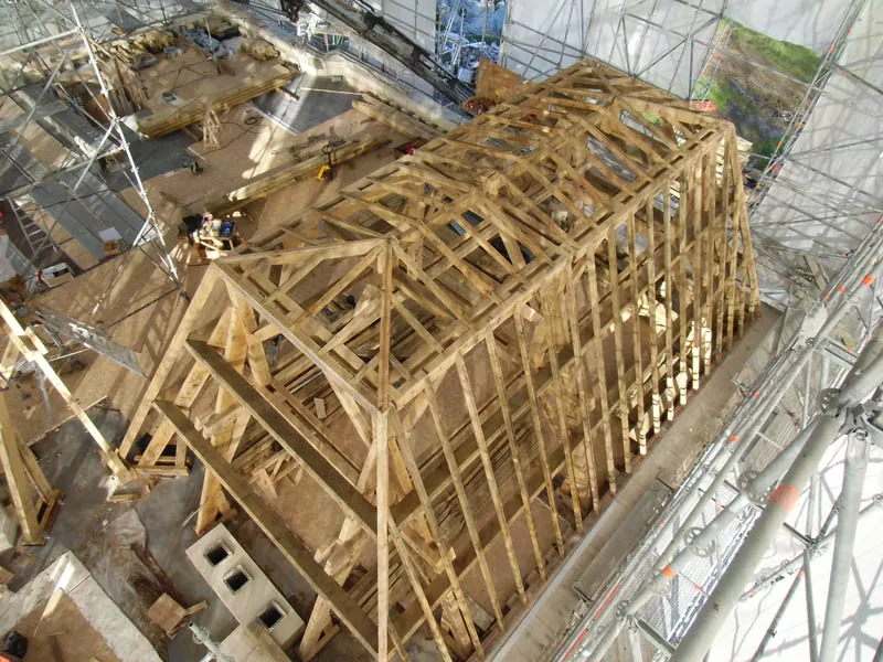 Charpente traditionnelle bois en rénovation dans un bâtiment ancien par Pasquereau