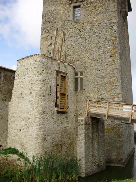 Pont-levis en bois restauré sur site patrimonial ancien
