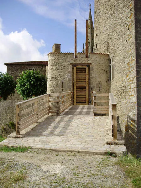 Passerelle et pont-levis bois sur bâtiment historique