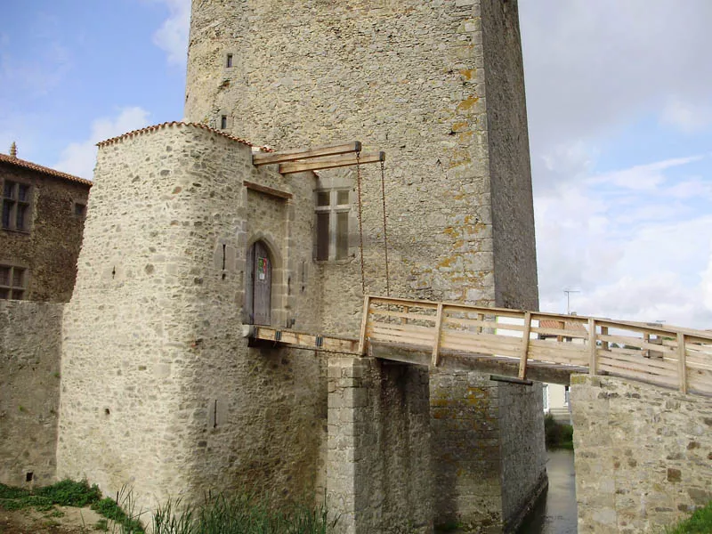 Pont-levis en bois traditionnel sur architecture médiévale