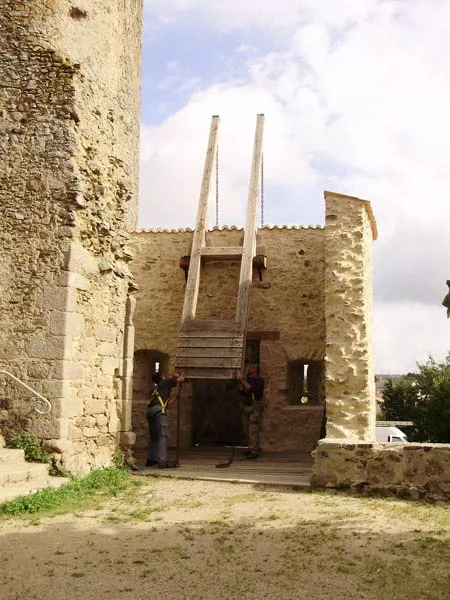 Mécanisme de pont-levis en bois en cours d’installation