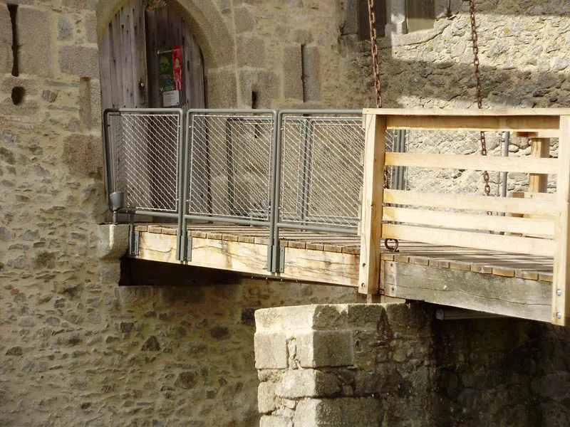 Pont-levis en bois sur monument historique en pierre