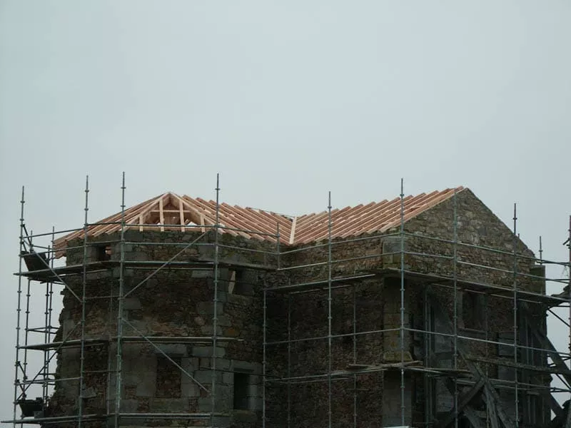 Charpente traditionnelle bois d’un donjon en cours de restauration par Pasquereau