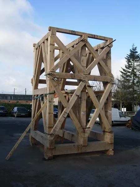 Structure de clocher en bois assemblée en atelier par Pasquereau