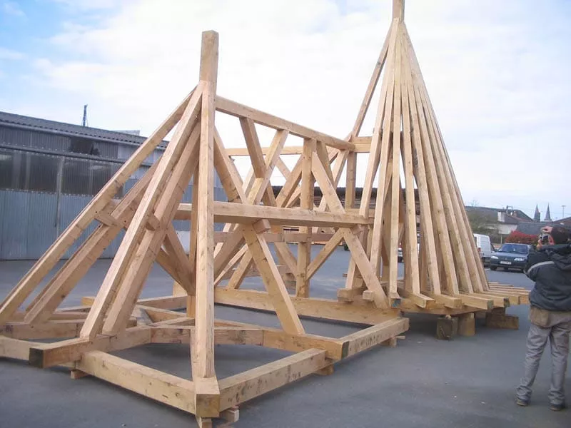 Charpente traditionnelle bois en cours de restauration sur bâtiment ancien par Pasquereau