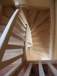 Escalier intérieur tournant en bois avec garde-corps réalisé par Pasquereau
