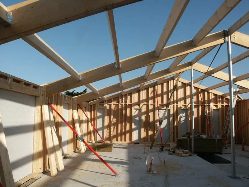 Charpente traditionnelle bois et structure intérieure d’une maison à ossature bois par Pasquereau