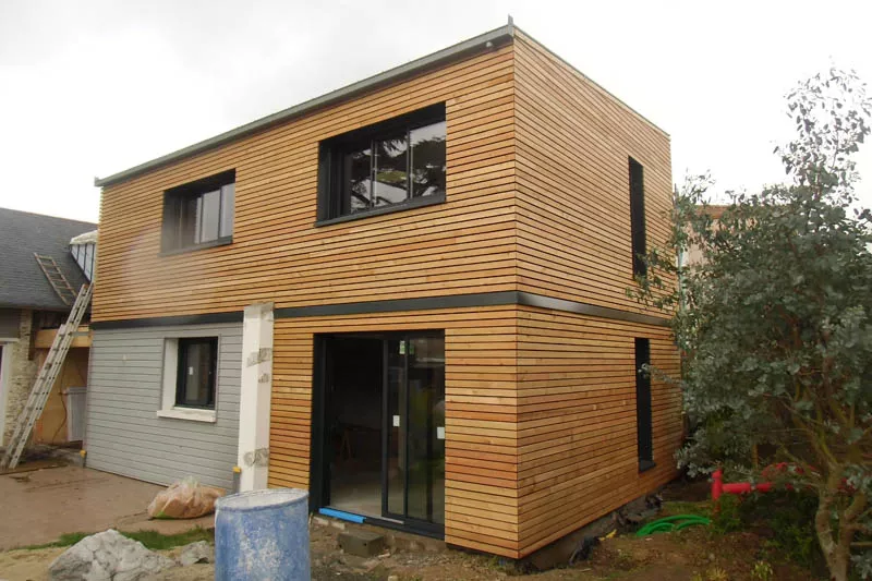 Maison à ossature bois avec extension en bardage bois réalisée par Pasquereau