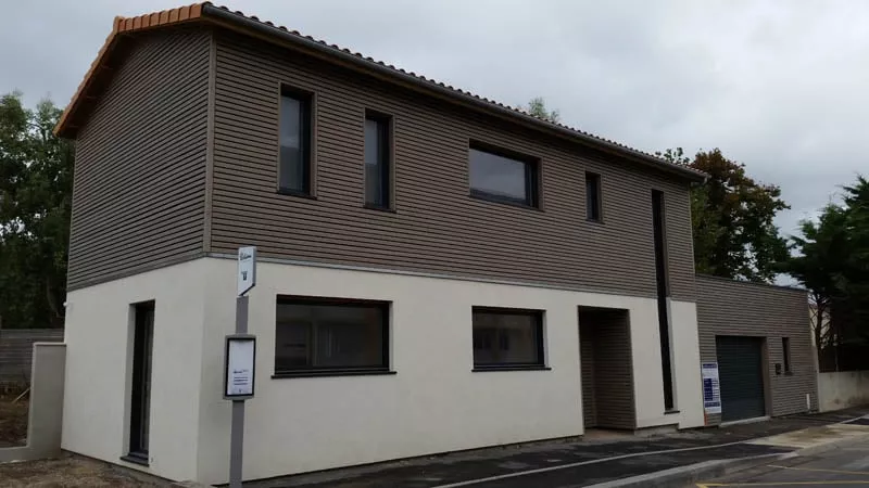 Maison à ossature bois avec bardage bois et menuiseries extérieures par Pasquereau