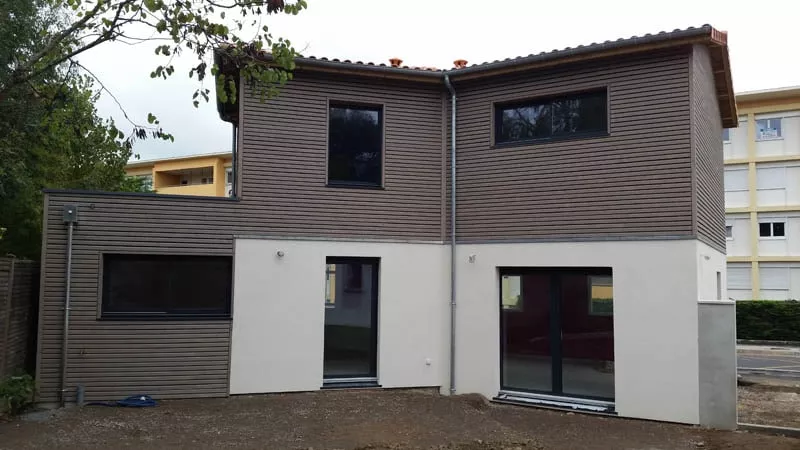 Maison à ossature bois avec volumes assemblés et bardage bois par Pasquereau