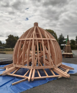 Charpente courbe de dôme en bois pour monument historique par Pasquereau