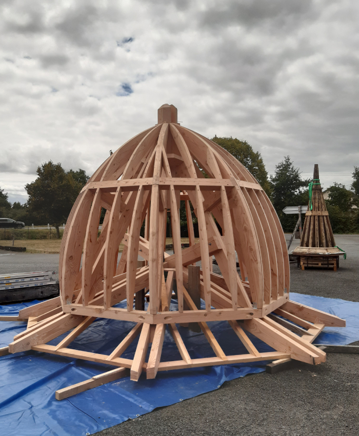 Charpente courbe de dôme en bois pour monument historique par Pasquereau