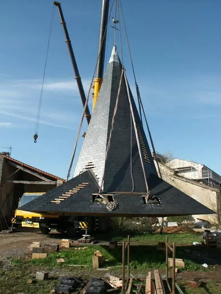 Pose d’un clocher en charpente bois et couverture ardoise par Pasquereau